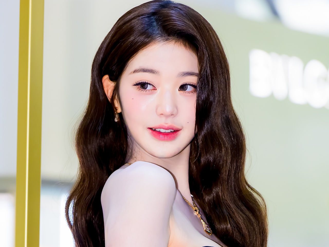 【写真】色香漂うドレスから“意外なボリューム感”…IVE・ウォニョン、華奢ボディとのギャップに釘付け