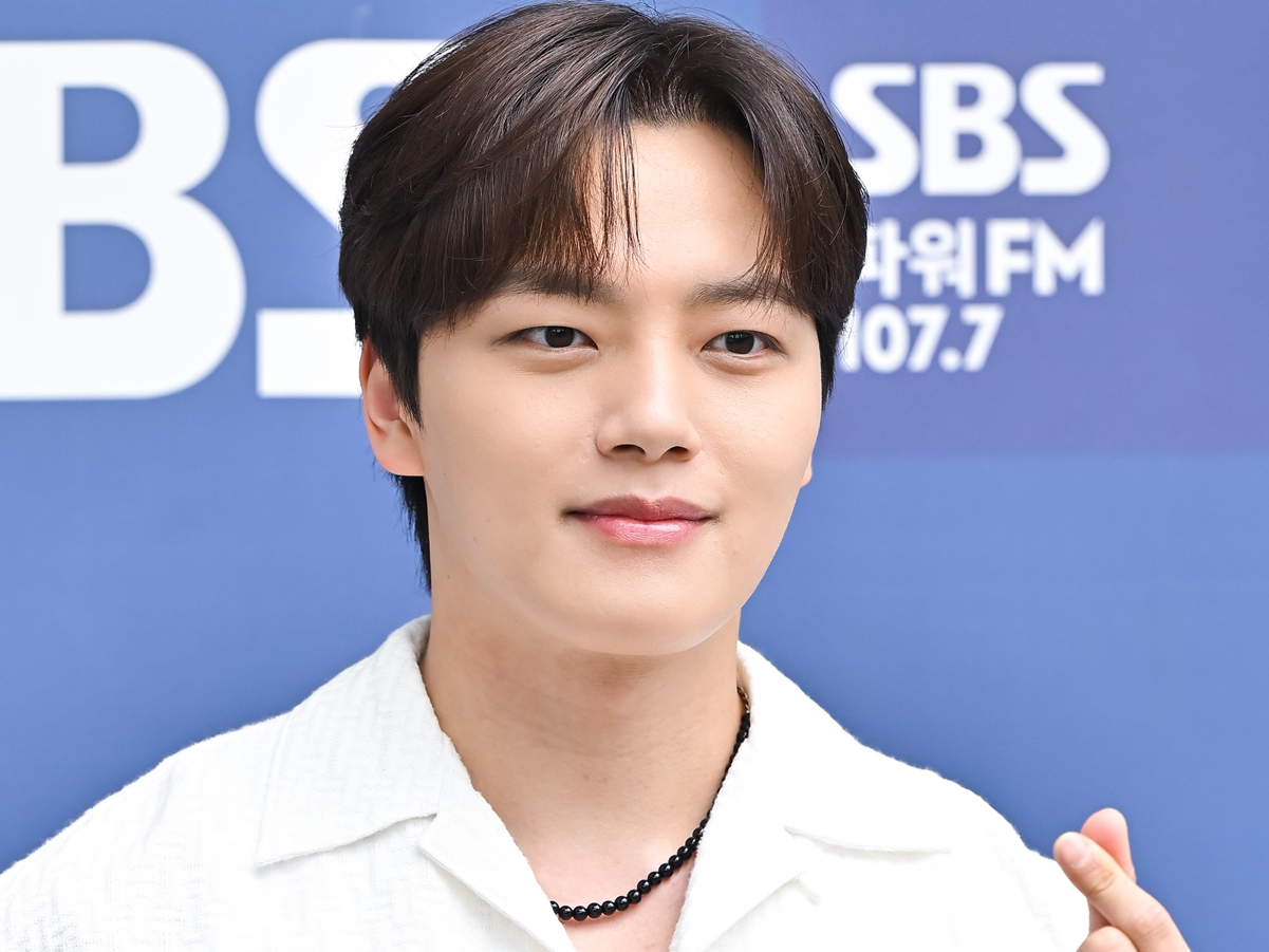 “丸刈り”姿も公開…子役出身の俳優ヨ・ジング、本日（15日）入隊！「より強く成熟して戻ってくる」