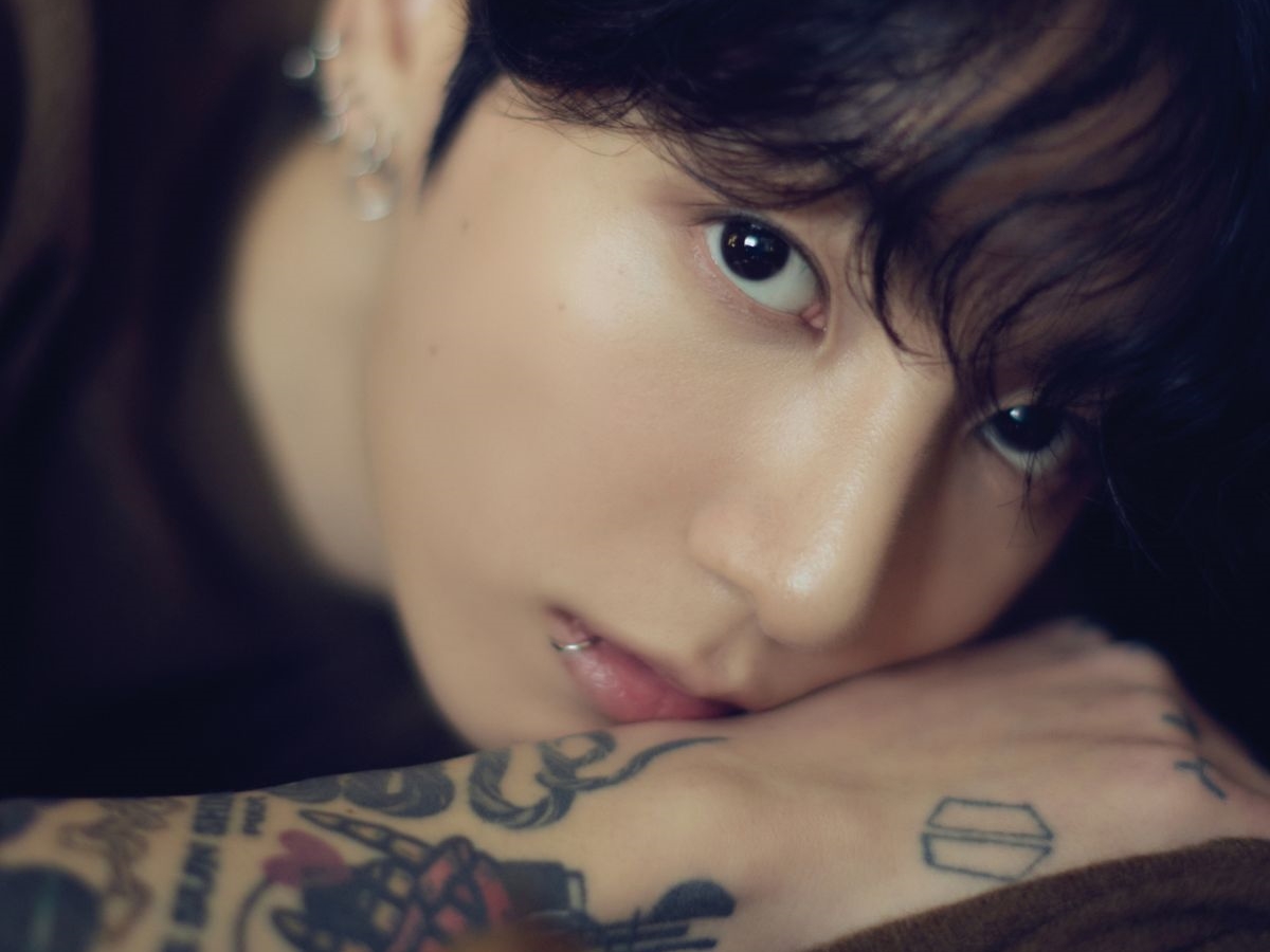 【写真】熱愛説も話題のBTS・JUNG KOOK、ファッション誌の表紙に　疑惑のカップルタトゥーは写らず