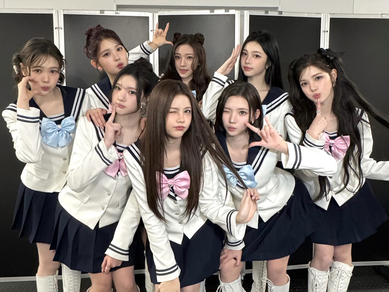 Hearts2Hearts、初ファンミーティングのメインポスターを公開　洗練されたスクールルックに注目！