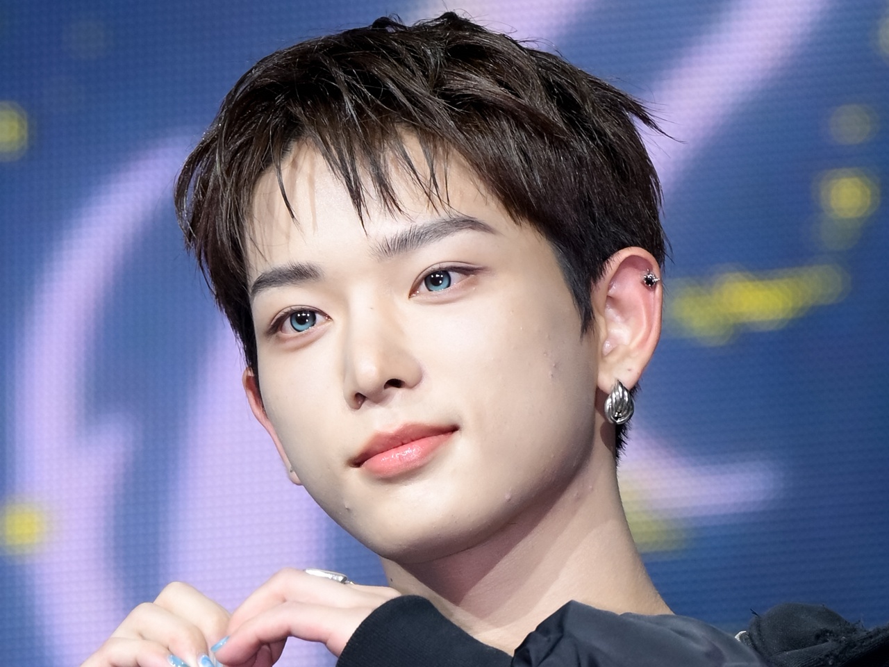 「メガネの子だ！」と話題の&TEAM・ハルア、フレームレスメガネ姿の“完璧ビジュアル”に反響続々【PHOTO】