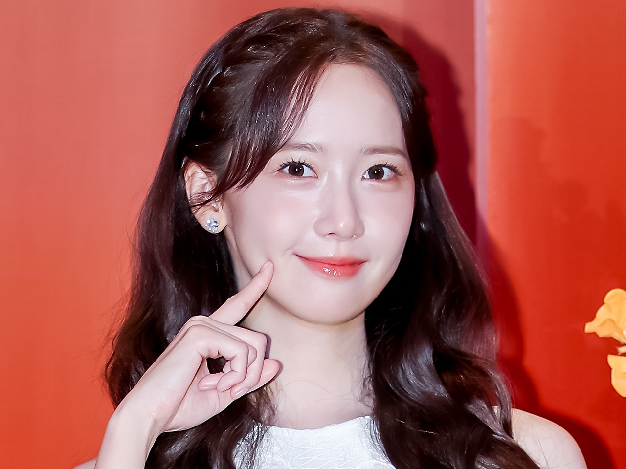 少女時代・ユナ、“網タイツ”映えるスラリ美脚に釘付け！キュートなミニワンピ姿でオーラ全開【PHOTO】