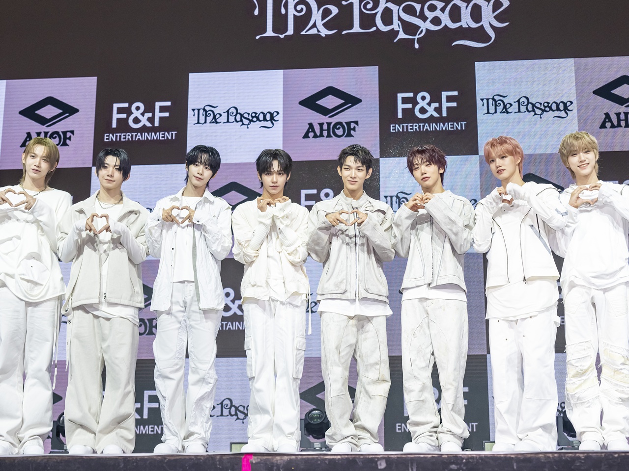 “怪物新人”と話題のAHOF、公式ペンライト販売決定！グループのアイデンティティを反映したデザインに