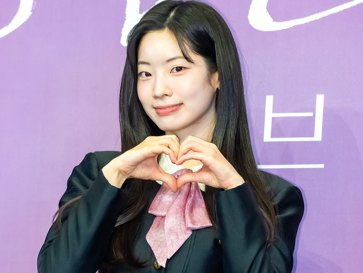 TWICE・ダヒョン、“超ミニ丈”ワンピで美脚全開！ドラマ『ラブ ミー』制作発表会に出席【PHOTO】