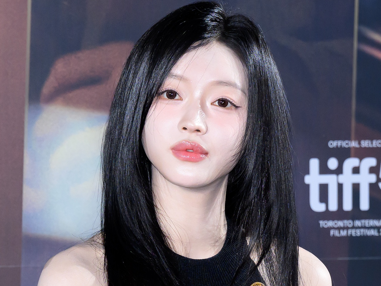 「美しい顔100人」にも選ばれたユア、“ピタッと”ノースリーブニットで際立つボリューム感【PHOTO】