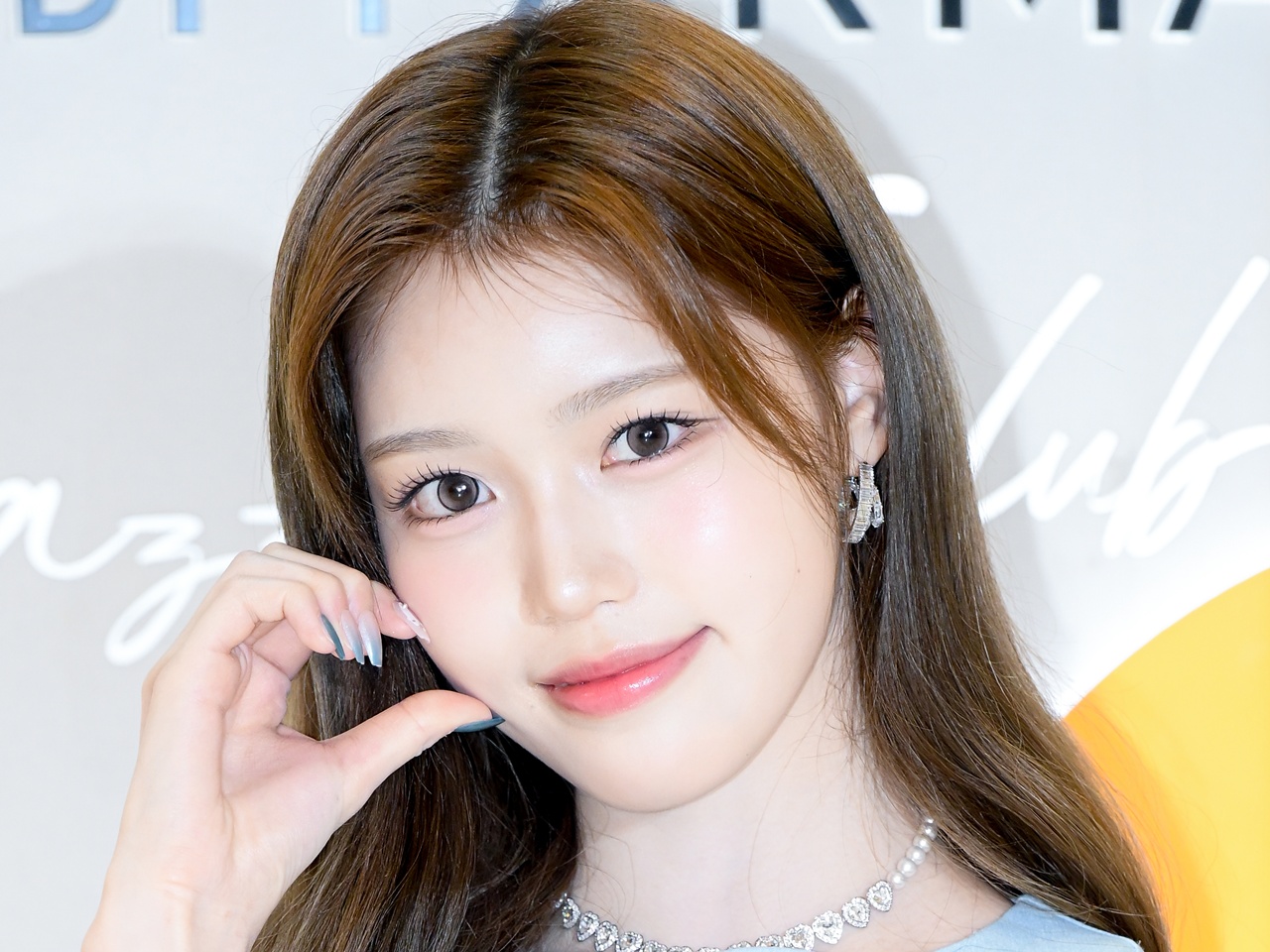 iznaの最年少メンバー・セビ、上目遣いの“もち肌”ショットに反響続々！「赤ちゃん天使…」【PHOTO】