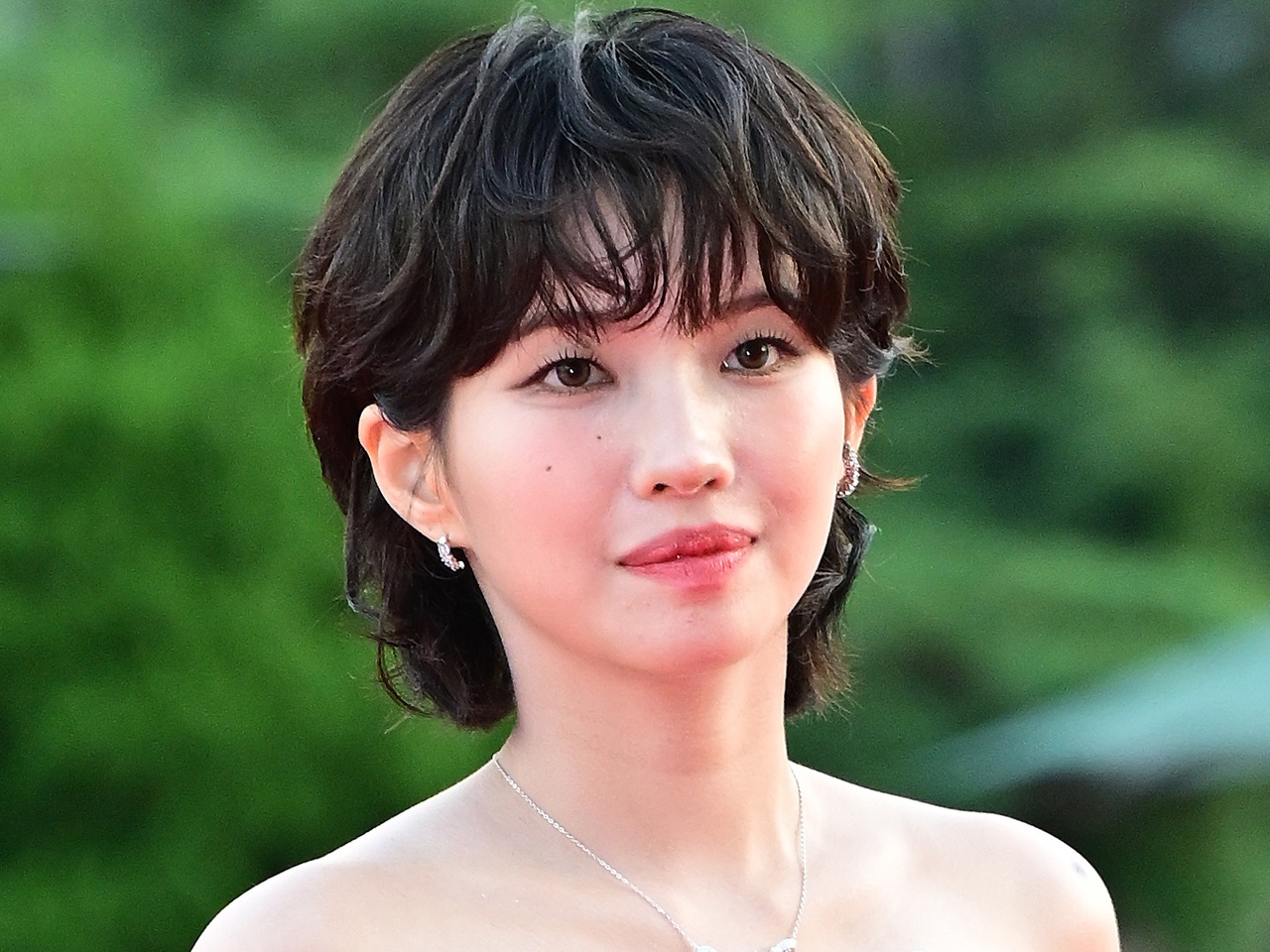 「ずり落ちない…？」i-dle・ソヨン、危険な“紐なし”ドレスに視線釘付け…背中のタトゥーもあらわに【PHOTO】