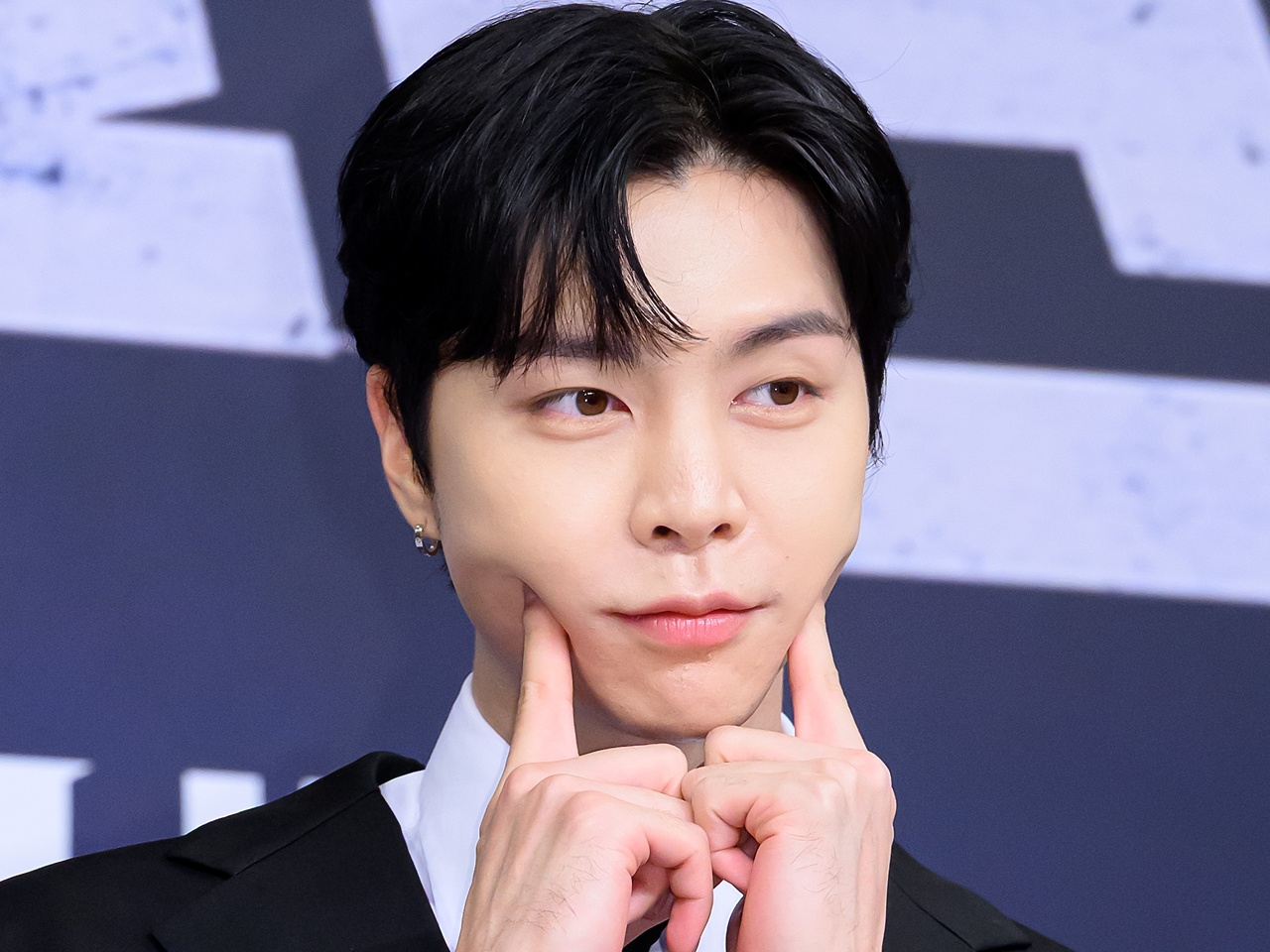 「理想のパパだ…」NCT・ジャニー、“消防士”に変身！子どもと触れ合う笑顔にキュン【PHOTO】