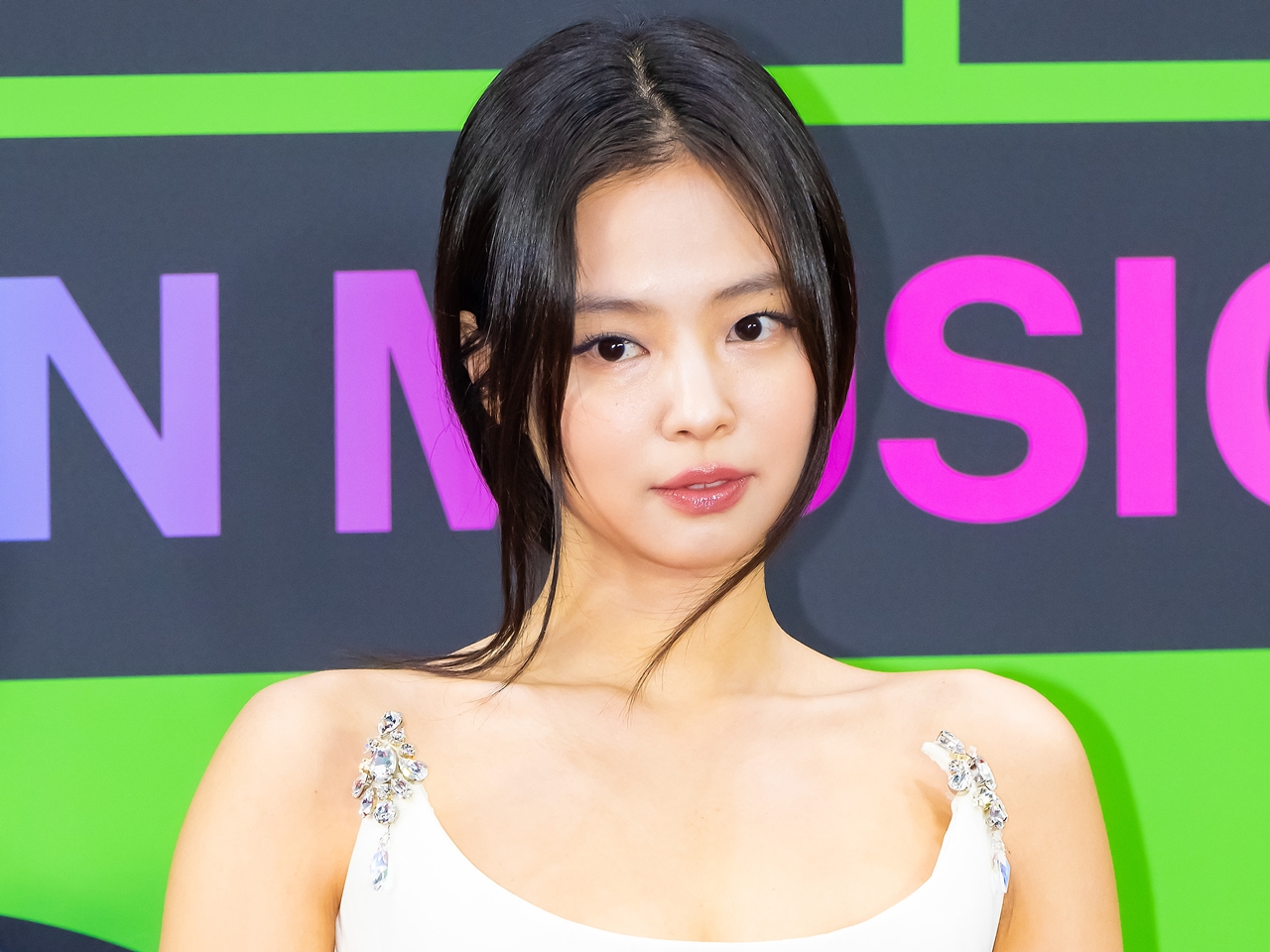 BLACKPINK・ジェニー、ストラップレスドレス姿で登場！“砂時計ウエスト”を披露【独自写真】