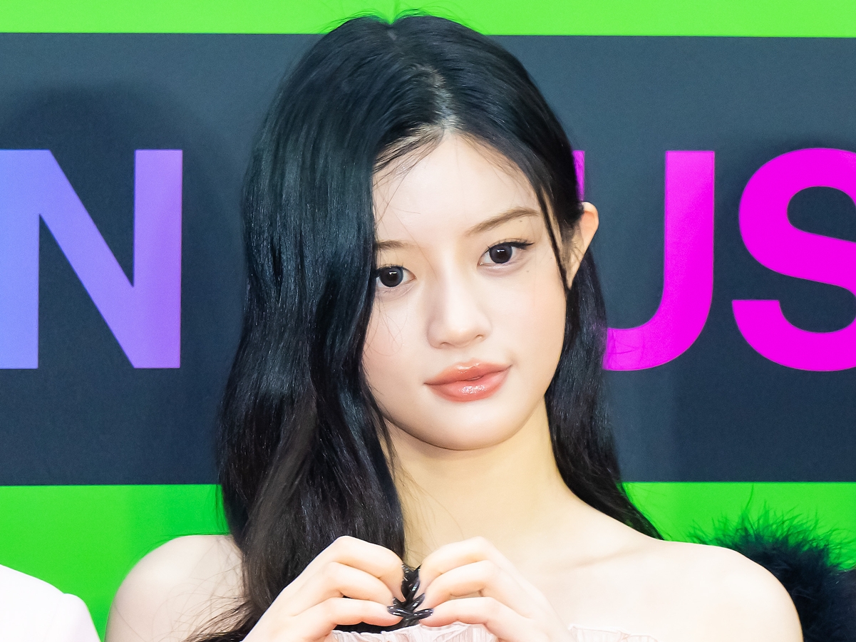 『NHK紅白歌合戦』出場のK-POPアイドル、“非現実的なドレス姿”にファン騒然！「心臓撃ち抜かれた」【PHOTO】