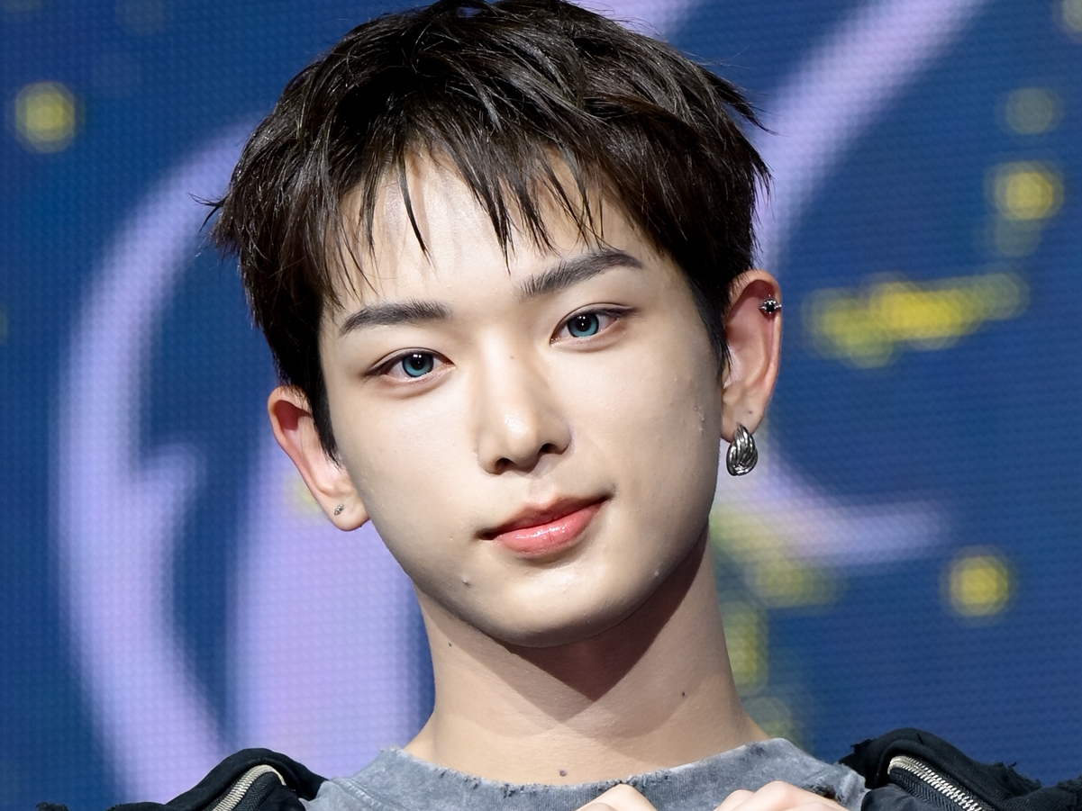 “メガネの子”と話題を集めた&TEAM・ハルア、爆イケ自撮りSHOTにファン悶絶「眠れない」【PHOTO】