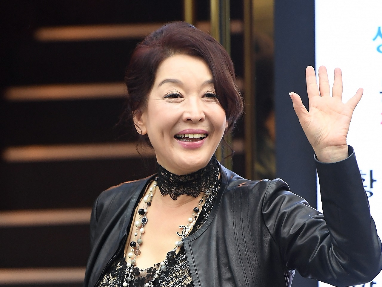 「訃報は誤報」と訂正・謝罪があった直後に…ユン・ソクファさんが死去、韓国演劇界の大御所