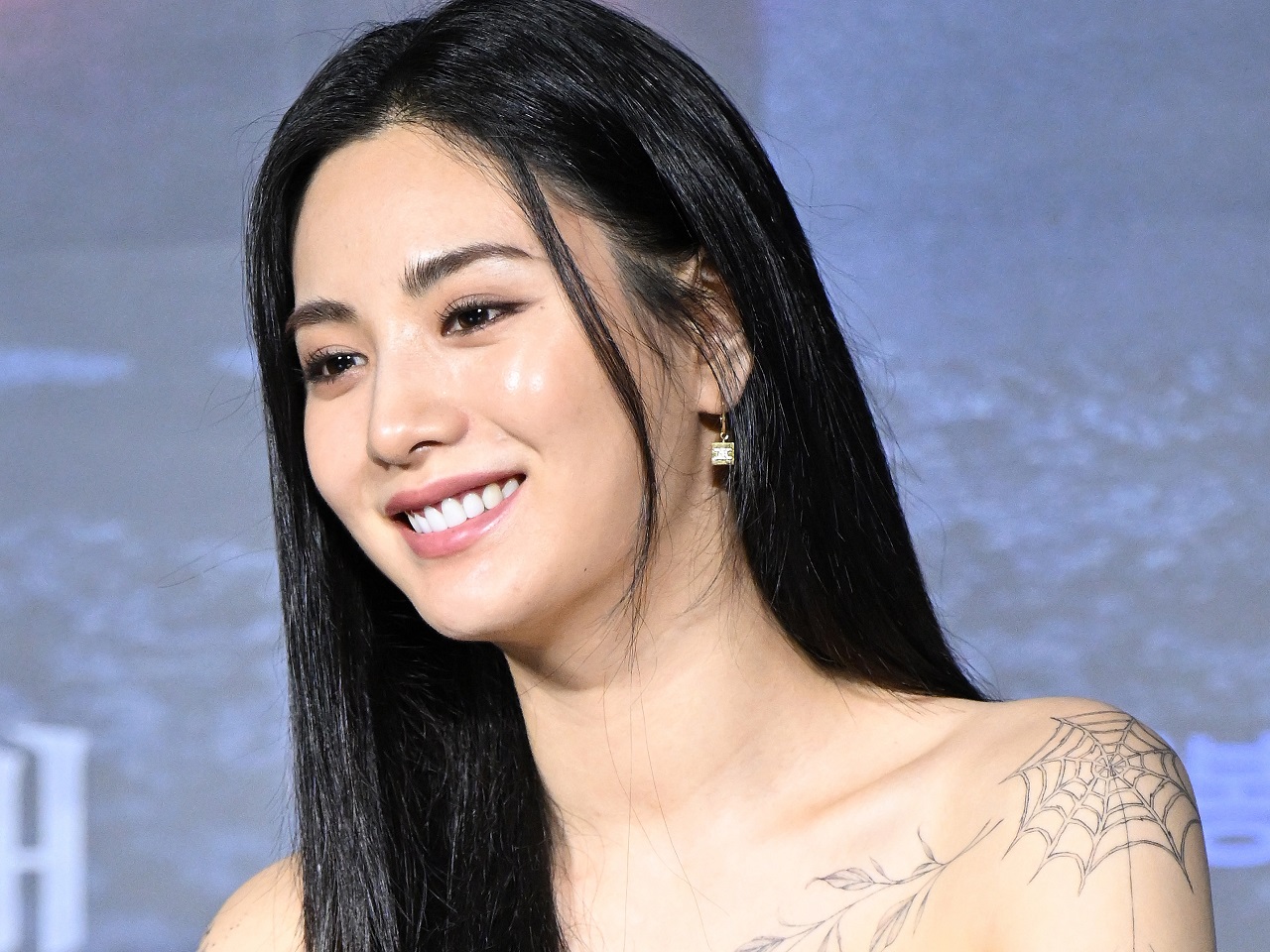 全身タトゥーを“バカみたい”と後悔し何年もかけて除去してきたナナ、ついに終える「清らかな体で戻ってきた」