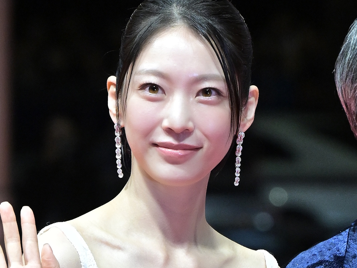 TWICEジョンヨンの“実姉”女優がまるでプリンセス！「本当に綺麗すぎ」と絶賛のドレス姿【PHOTO】