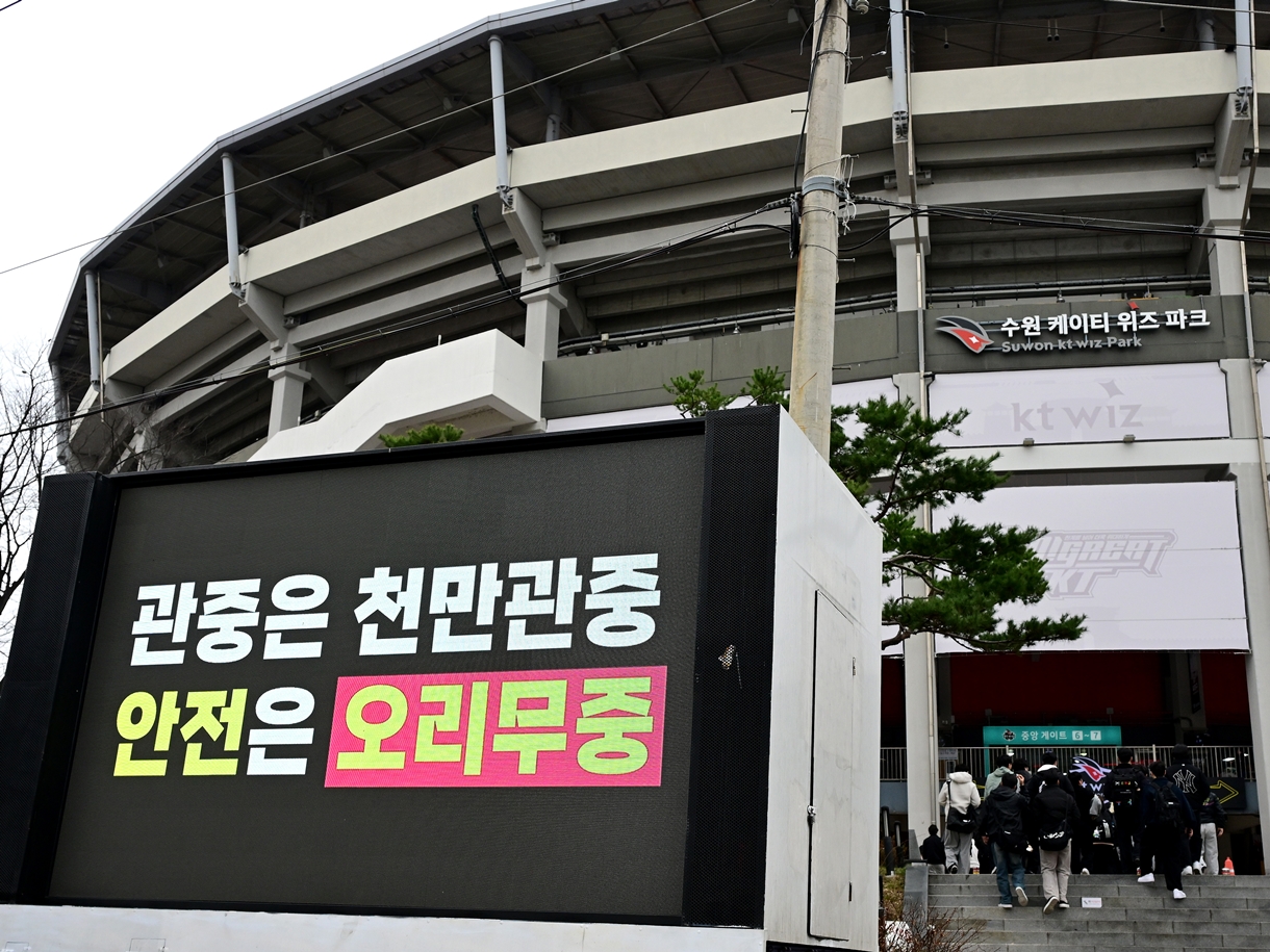 「責任なきリーグにファンはいない」韓国球場での死亡事故、女性野球ファンが怒りのトラックデモ【写真】