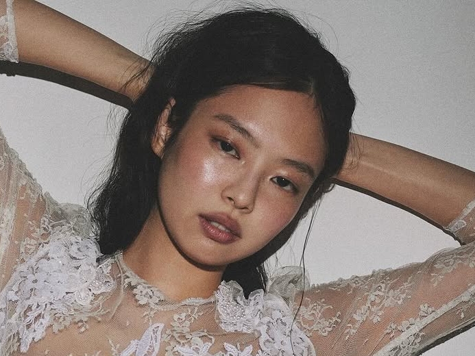 “下着のような衣装”で物議醸したBLACKPINK・ジェニー、ランジェリー姿で魅惑ポーズ【PHOTO】