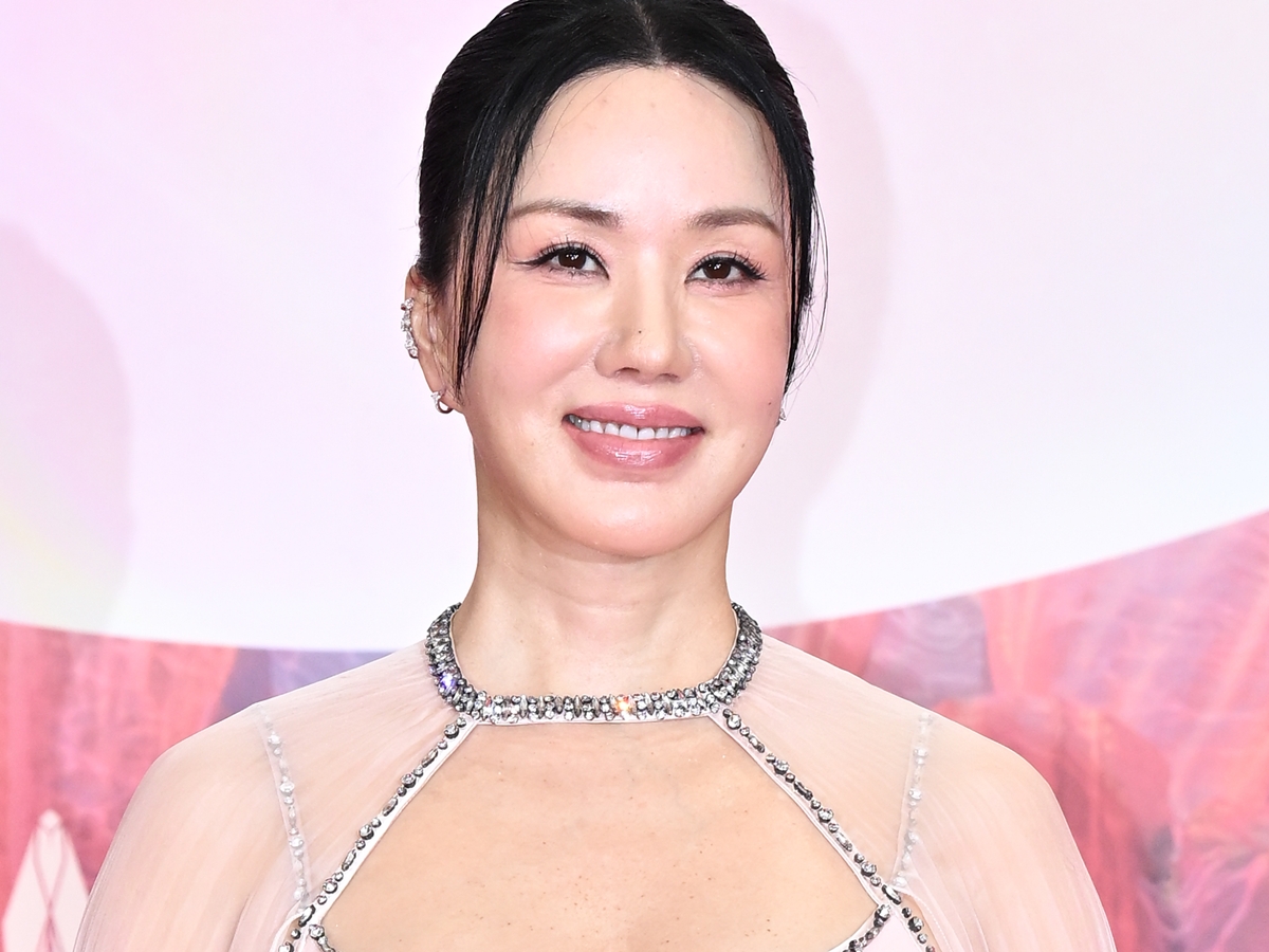 56歳でこの“板チョコ”腹筋、肉体が凄い！“韓国のマドンナ”オム・ジョンファが大胆に公開