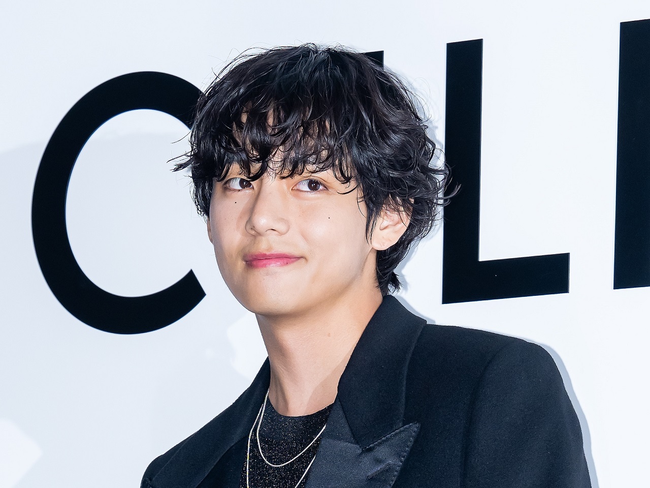 海外有力メディア、BTS・Vの持つ強烈な経済効果を分析「セリーヌは営業利益が591％増」