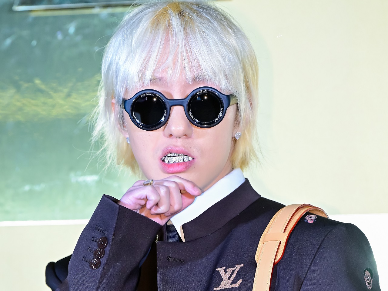 TWICEメンバーと真剣交際中の10歳年上の韓国歌手、かつての自己嫌悪を乗り越えた経験を語る「自分が好きだ」