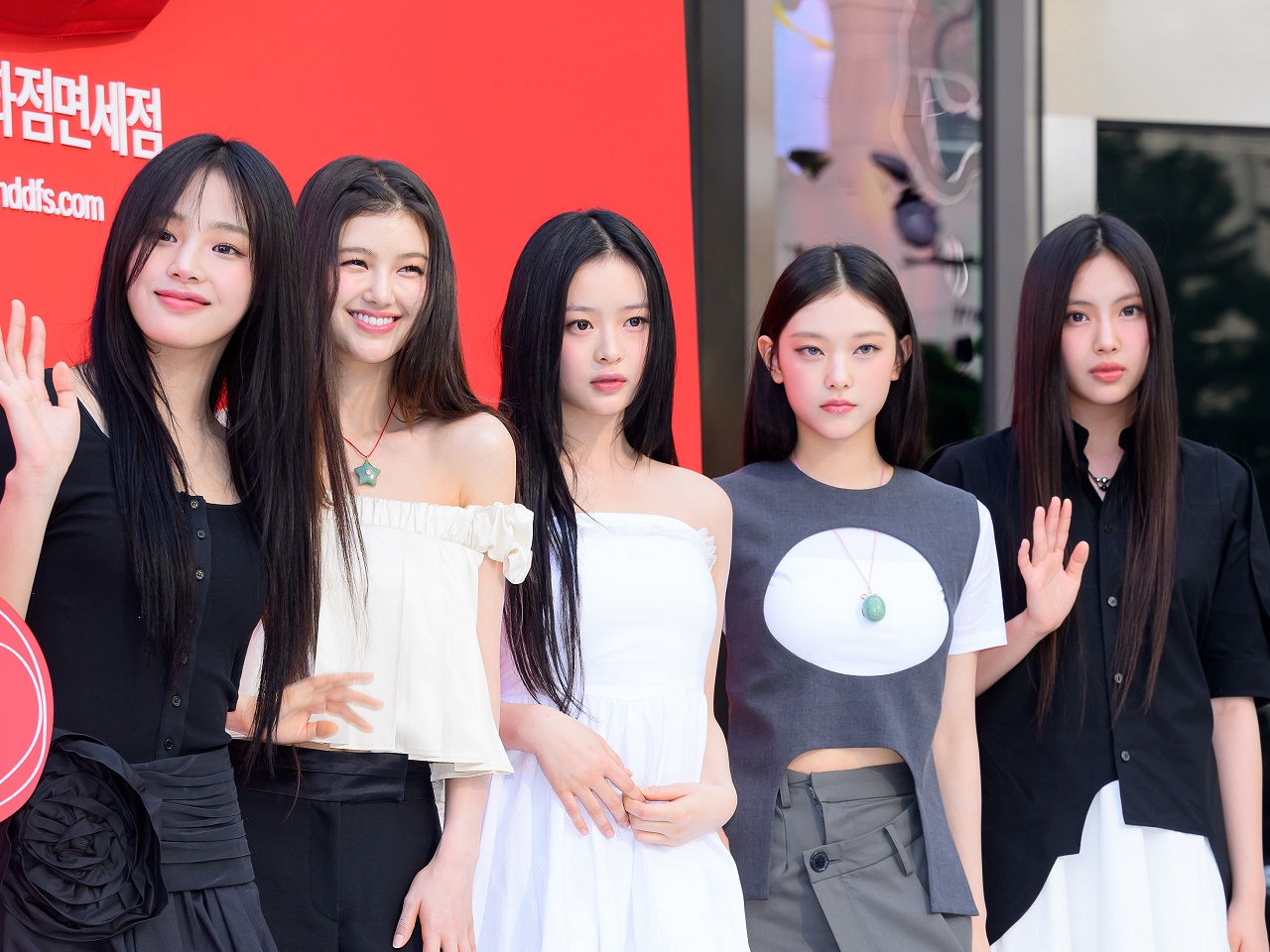 “活動ほぼ無し”でもファンの支持厚く…NewJeans、韓国表彰式で「トレンド・オブ・ザ・イヤー」受賞