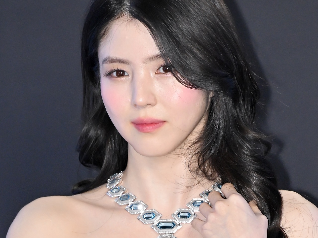 消してないの？大胆に開いたドレスから“骨盤タトゥー”が妖艶に…ハン・ソヒ、止まらぬ進化【PHOTO】
