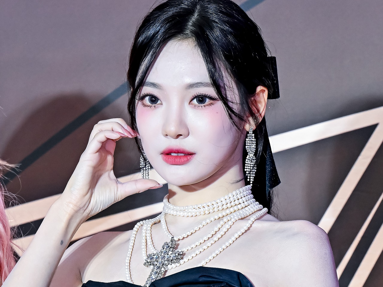 「こんなに見せて大丈夫？」aespa・ニンニン、黒インナー姿の“大胆自撮り”でファン悩殺【PHOTO】