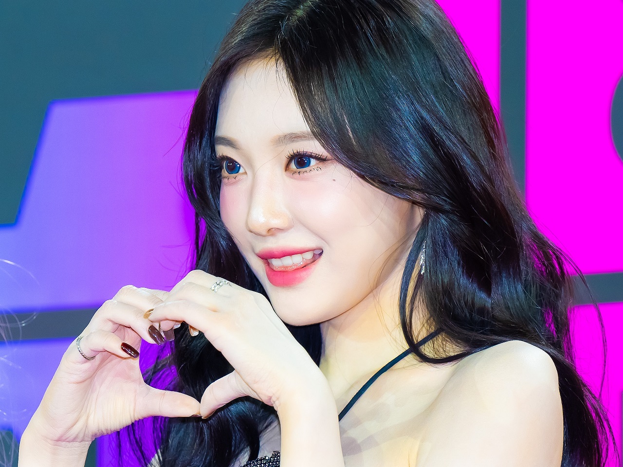 反対署名14万件でも気にせず…紅白出場が決まった“きのこ雲ライト”投稿のaespa・ニンニン、妖艶ポーズ【PHOTO】