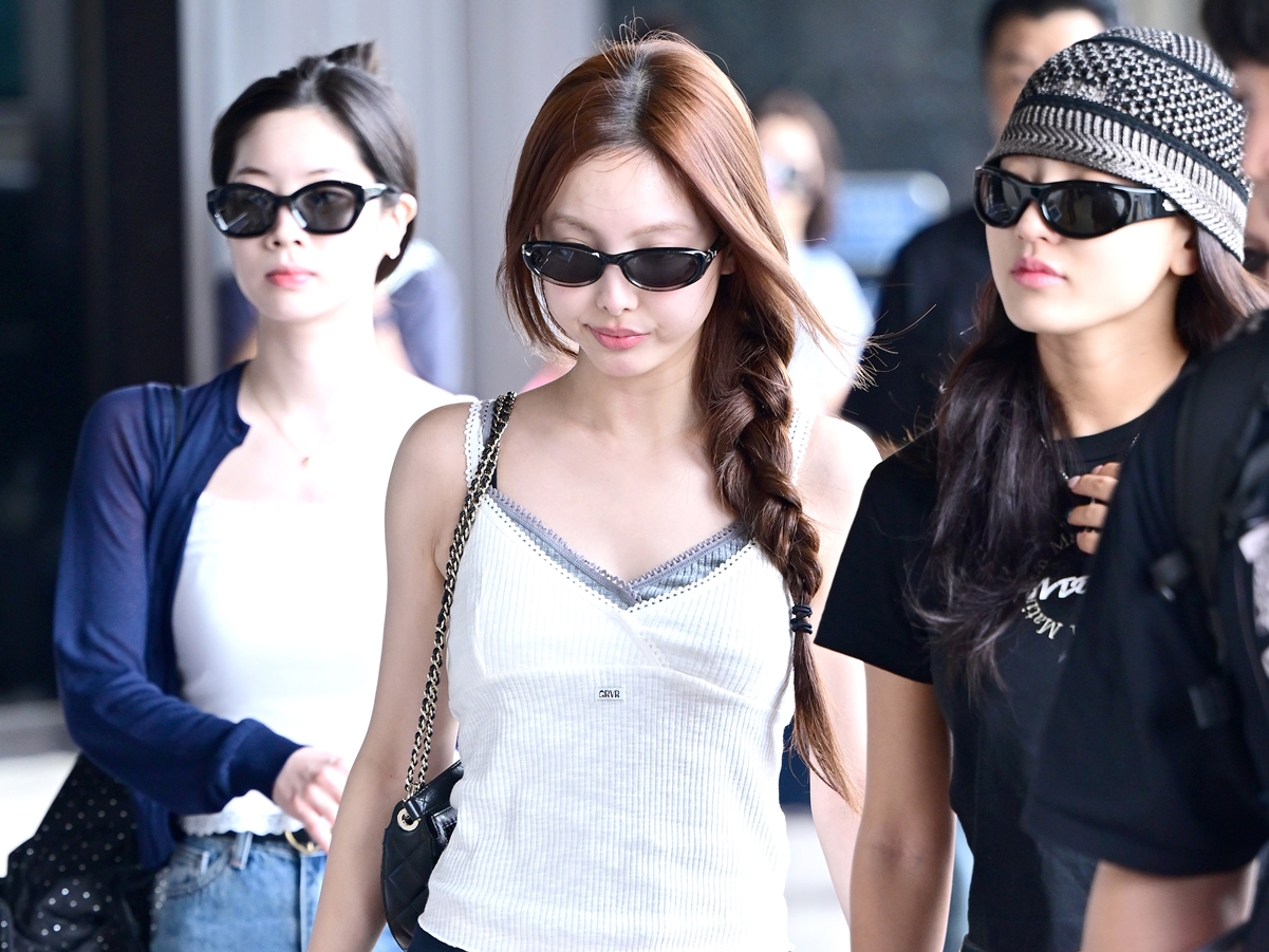 TWICE、個性光る“夏コーデ”で日本へ出国！爽やか空港ファッション披露【PHOTO】