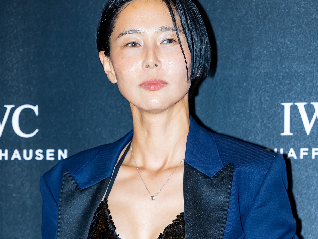 「ちゃんと拭きました」とネット民に反論も結局謝罪、公開恋愛中の韓国シンママタレント