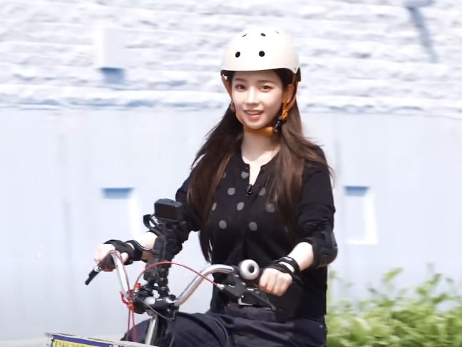 aespaのカリナ、自転車に乗れるようになる