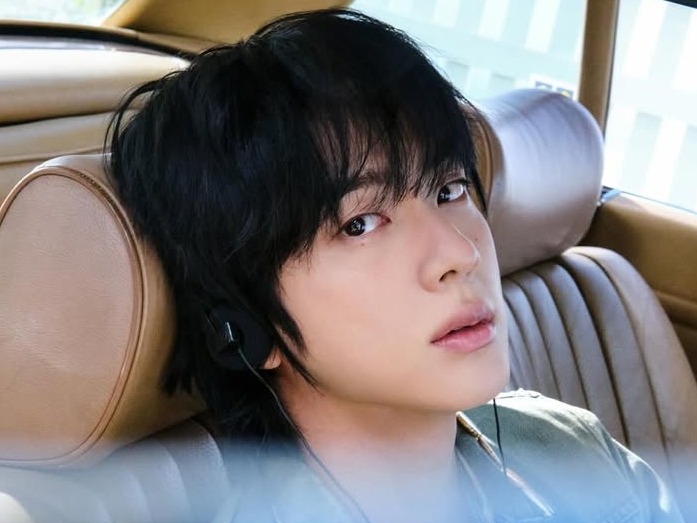 BTS・JINが“フロントマン”に　ポテンシャル引き出す90年代“爽やかグランジ”スタイルに注目