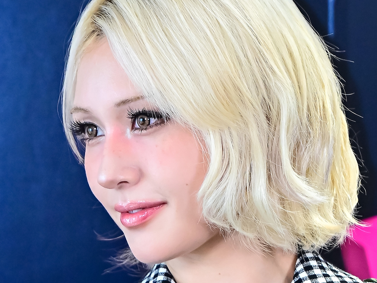 “ほぼ紐”ドレスなどキワドい姿が話題に、肉体自慢のK-POP美女が敢行した極限ダイエット