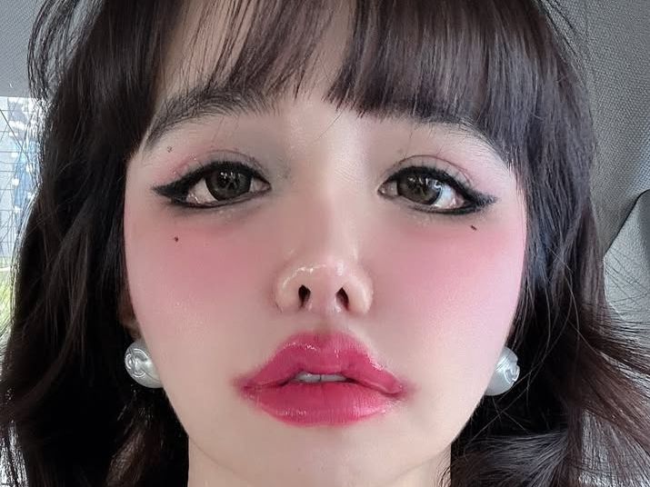 胸元ガッツリ写真にイケメン俳優への“重すぎ愛”…2NE1パク・ボム、フィルター否定も面影無しの現在