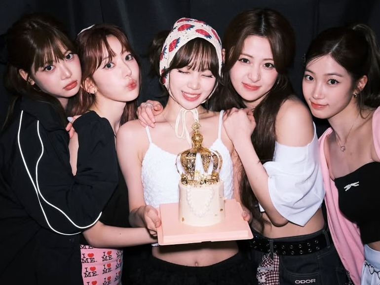 LE SSERAFIMの“愛されリーダー”チェウォンが25歳に！メンバーと祝う“お誕生日ショット”が話題に【PHOTO】