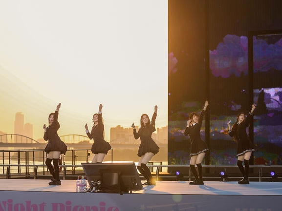 夕暮れと調和した魔法のようなひととき…ILLITが野外イベントで新曲や大ヒットデビュー曲を披露