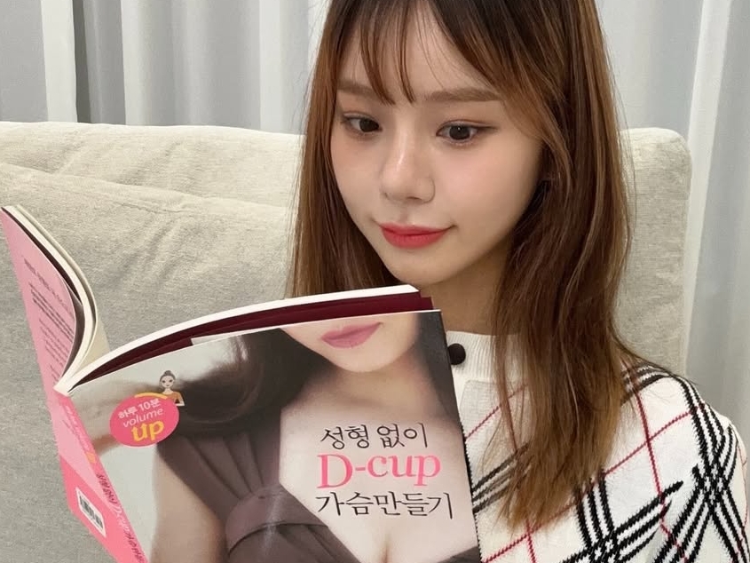 本のおかげ？『整形なしでDカップを作る』“韓国で最もグラマラスな女性芸人”メン・スンジの愛読書
