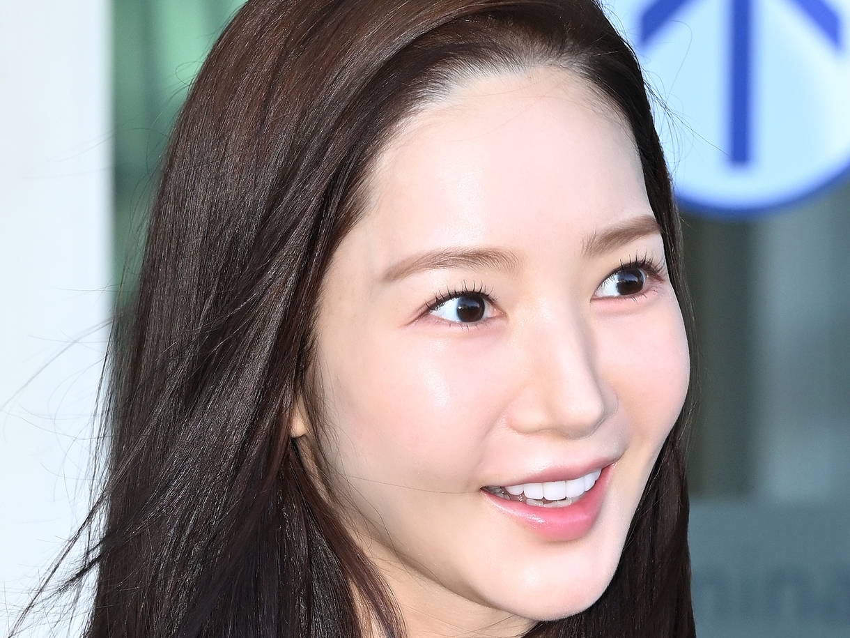 コンフィデンスマンKR』出演の『キム秘書』パク・ミニョン、シミ