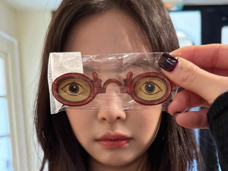 「すっぴんもめちゃくちゃ綺麗！」BLACKPINK・ジェニー、パリでおちゃめな魅力が炸裂【PHOTO】