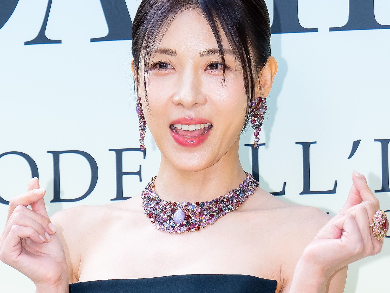 肩露出ドレスで魅了、“NHK韓流ドラマの女王”は47歳になっても健在！アイドル級ボディに集まる称賛【PHOTO】