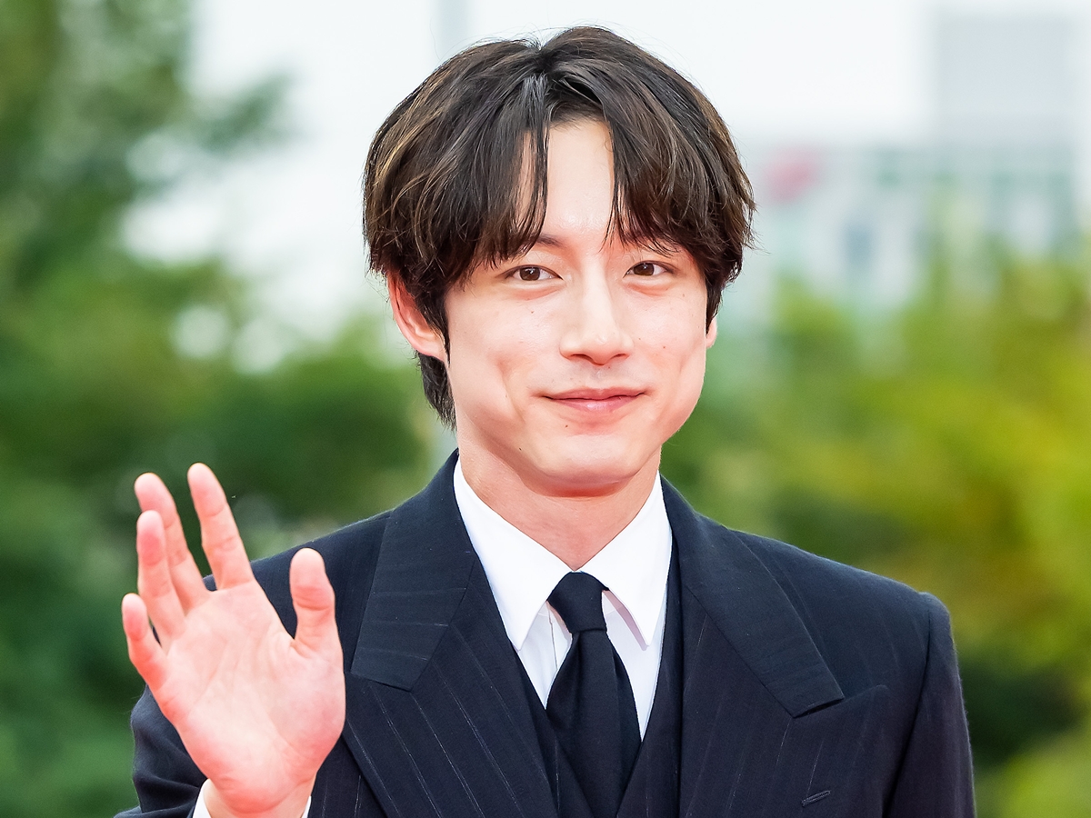 「また痩せた？」坂口健太郎が韓国授賞式のレッドカーペットに登場！優しい笑顔でファンサービス【PHOTO】