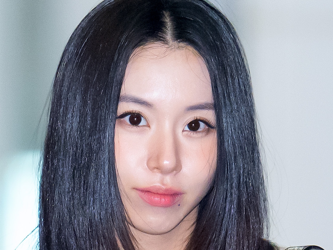 TWICE・チェヨン、アボカド色に染まった手が印象的な寝そべりSHOT…新AL