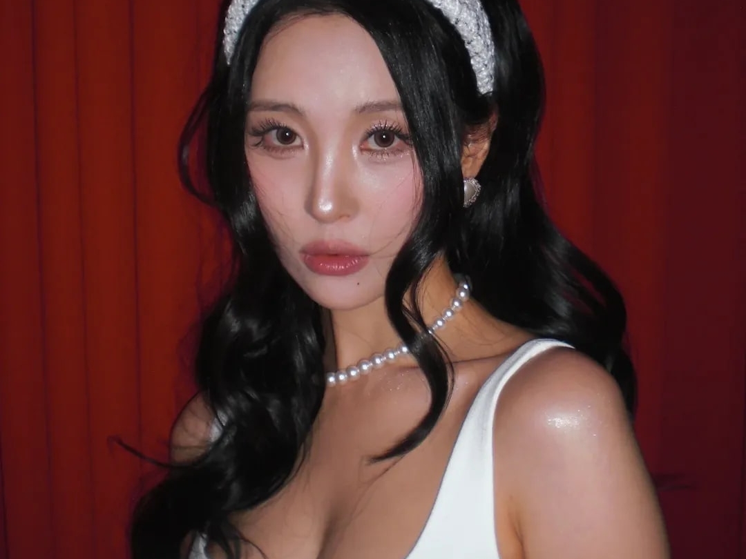 “豊胸”疑われ「大きくない」と否定も…寒さ吹き飛ぶ存在感、圧巻ボリュームのK-POP歌手【PHOTO】