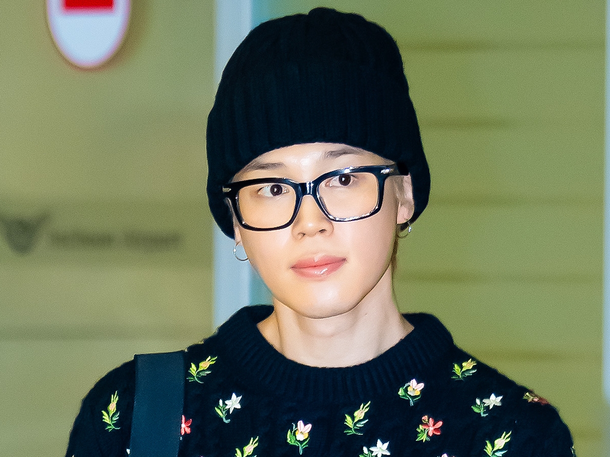 花柄ニットで際立つキュートさ！BTS・JIMINがパリ・ファッションウィークを終えて無事帰国【PHOTO】