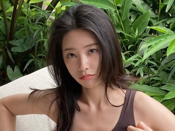 “魔の7年”で解散、元DIAメンバーが色気ムンムンなスイムウェア姿で魅了　抜群プロポーションに注目【PHOTO】