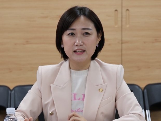 生徒からは脅迫、保護者からはクレーム…死人が出るほど過酷な韓国の教師、業務時間がOECD加盟国最多に