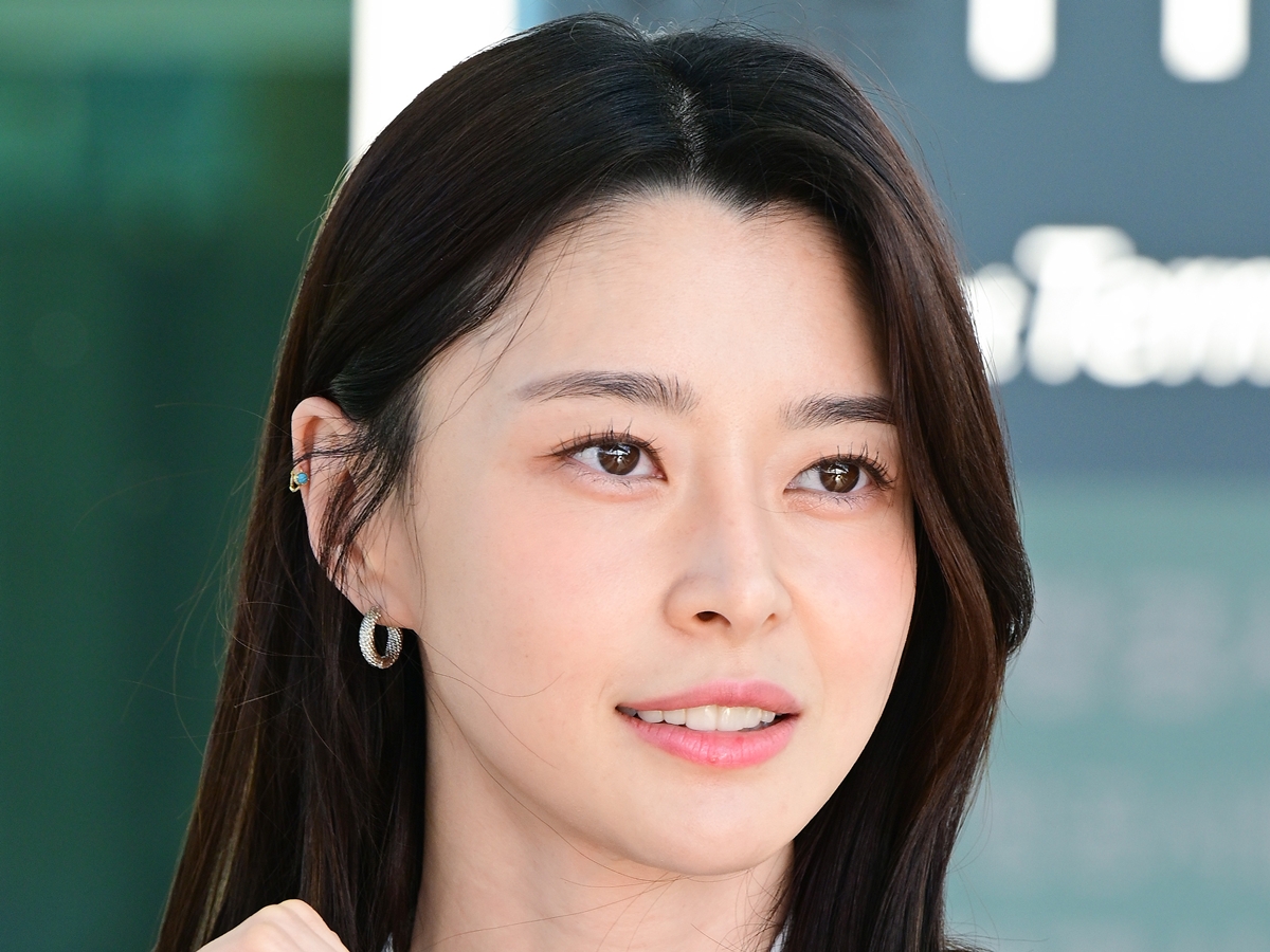 「理想のお姉さん！」『梨泰院クラス』での超絶美貌が日本でも話題に、34歳女優の肌見せニット姿【PHOTO】