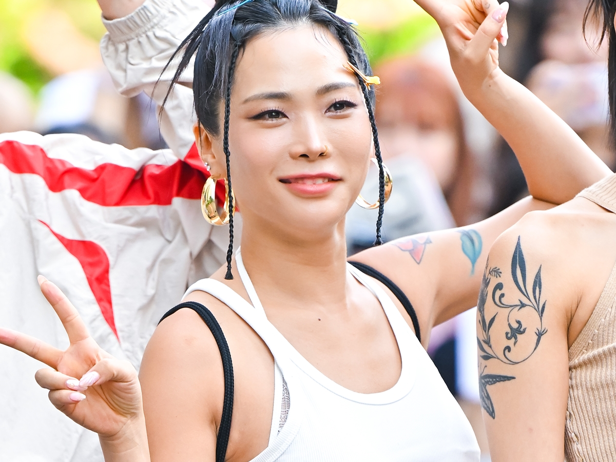 写真】Kep1erシャオティンが“美しきブラックスワン”に変身…中国