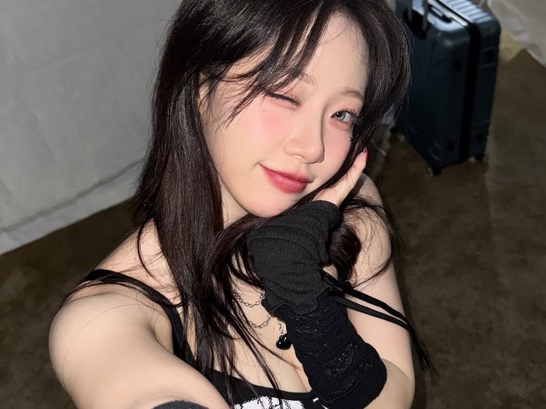 日本AV女優に“勧誘”された元K-POPアイドル、胸元ざっくり衣装で大学祭ステージに登場「サイコー♡」