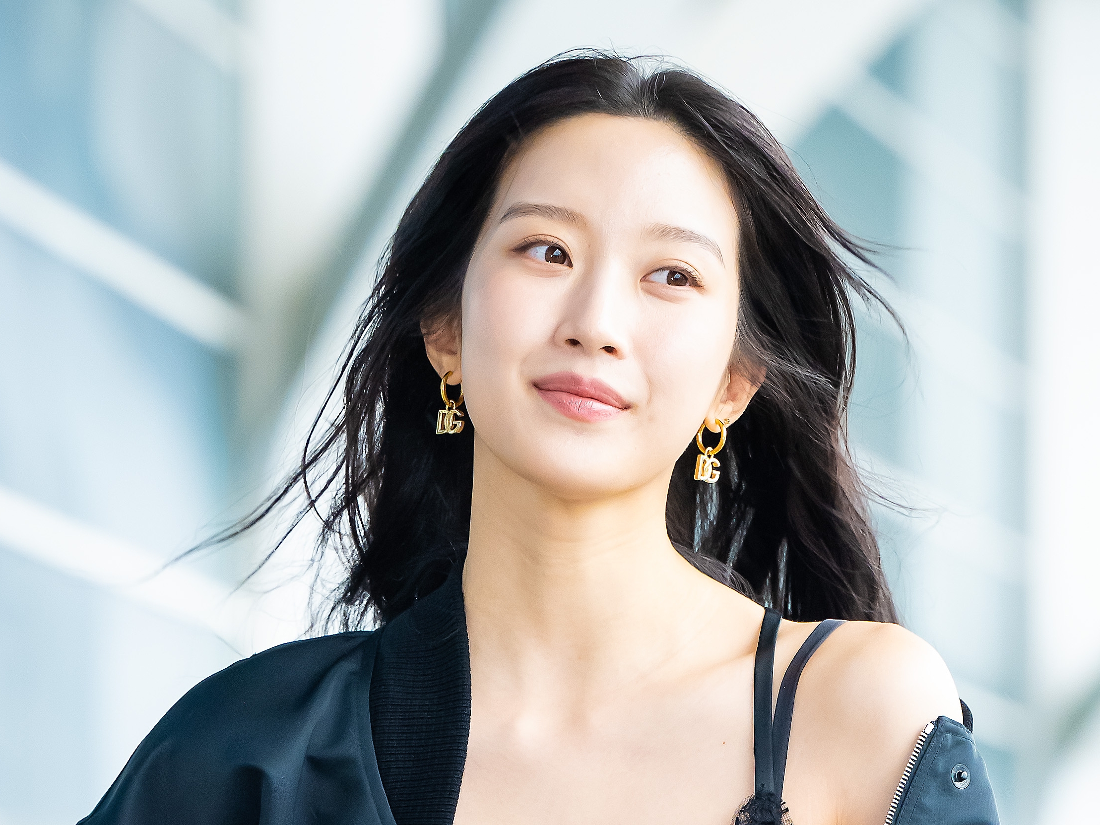 “ほぼ全部見えてる”の衝撃再び…？高級ランジェリールックで空港に、韓国女優の挑発的な色気【PHOTO】