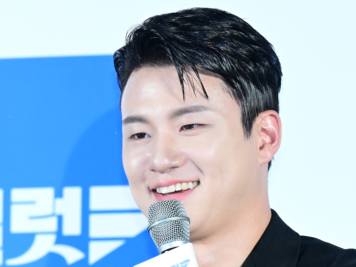 “脱走兵追跡”を描いたドラマで横暴な兵長を熱演、俳優シン・スンホが前十字靱帯断裂で兵役免除に